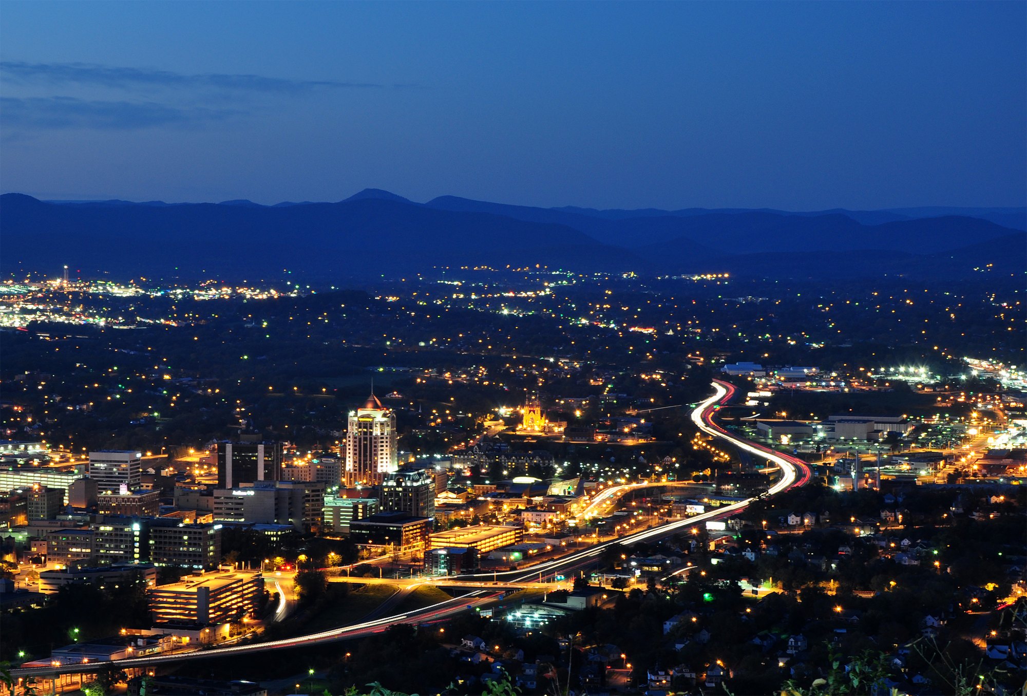 Roanoke at dusk viewed from Mill Mountain (2011-10-22)